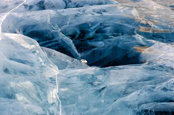 氷の表面のひびの入った表面の青 — ストック写真