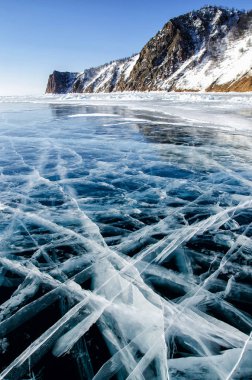 Rusya 'nın kışın Baykal Gölü' nün yüzeyindeki derin gaz kabarcıklarından ve çatlaklardan oluşan buz üzerindeki güzel çizimlerin görüntüsü