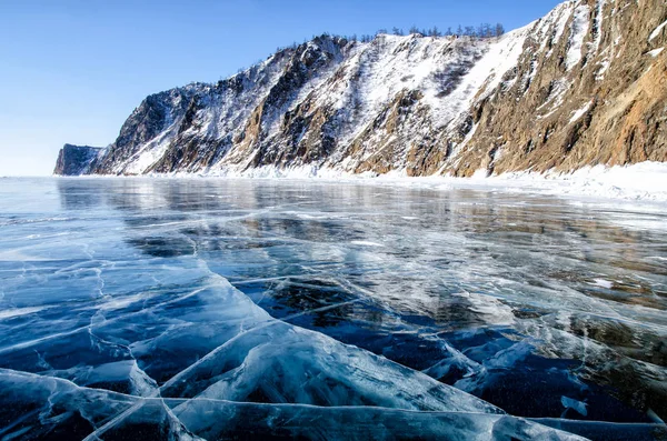 Pohled na krásné kresby na ledu z prasklin a bublin hlubokého plynu na hladině jezera Bajkal v zimě, Rusko — Stock fotografie