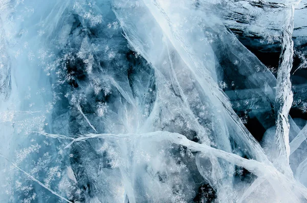 Blaue Risse auf der Eisfläche — Stockfoto