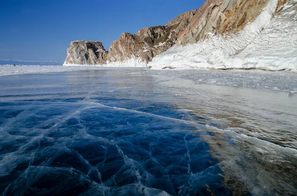 Vista de belos desenhos no gelo de fendas e bolhas de gás profundo na superfície do lago de Baikal no inverno, a Rússia — Fotografia de Stock