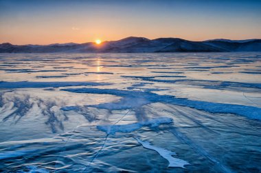 Güzel çizimler görünüm buzdaki çatlaklar ve dağ, Rusya ile kışın Baykal Gölü'nün yüzeyinde derin gaz kabarcıkları