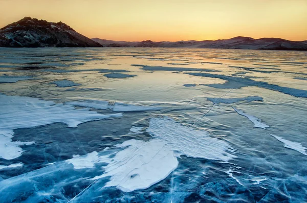 从贝加尔湖冬季深部天然气的裂缝和气泡看冰面上的美丽图画与俄罗斯山脉 — 图库照片
