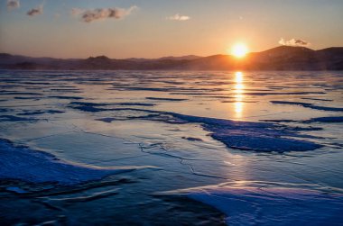 Güzel çizimler görünüm buzdaki çatlaklar ve dağ, Rusya ile kışın Baykal Gölü'nün yüzeyinde derin gaz kabarcıkları