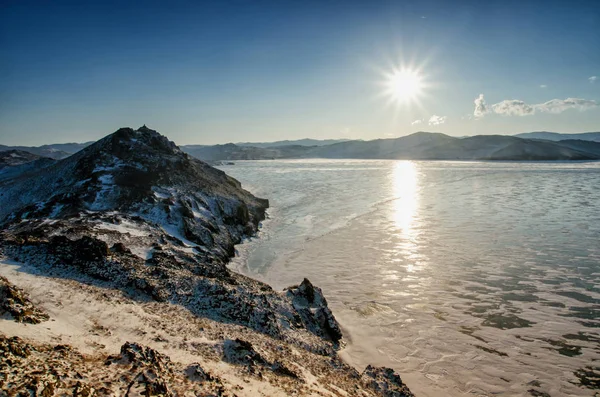 輝く氷のような質感と冷凍バイカル湖の夢のような水彩背景に太陽に照らされた山の範囲 — ストック写真