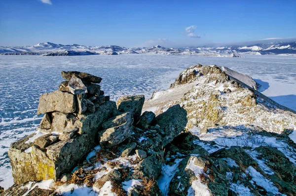 Pasmo Górskie Strukturze Zielony Objętych Śniegu Powyżej Frozen Jezioro Bajkał — Zdjęcie stockowe