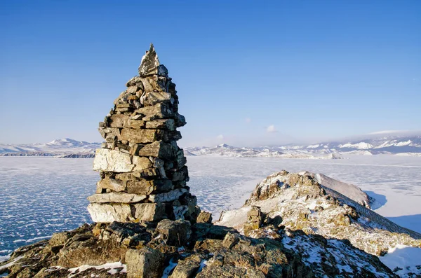 Cordillera Con Una Textura Verde Cubierta Nieve Sobre Lago Congelado — Foto de Stock