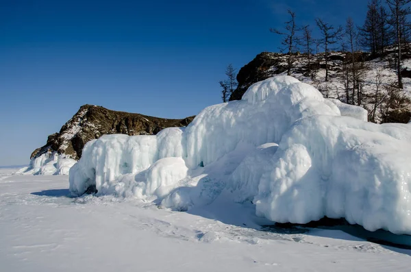 Lago Baikal Está Cubierto Hielo Nieve Fuerte Frío Hielo Azul —  Fotos de Stock