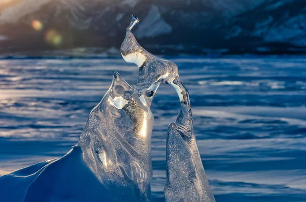 Transparentes Stück Eis Auf Dem Schnee Der Nähe Des Zugefrorenen — Stockfoto