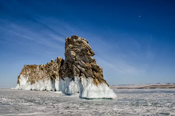 Jezero Bajkal, ostrov Ogoy, mys, drak, zima — Stock fotografie