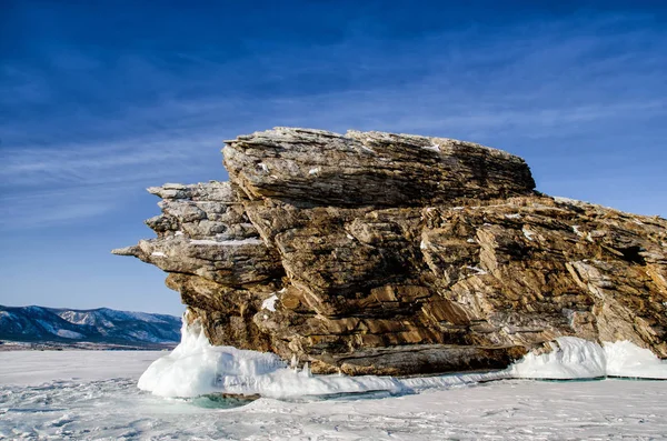 Het Baikalmeer Het Eiland Ogoy Cape Dragon Winter Ijs Met — Stockfoto