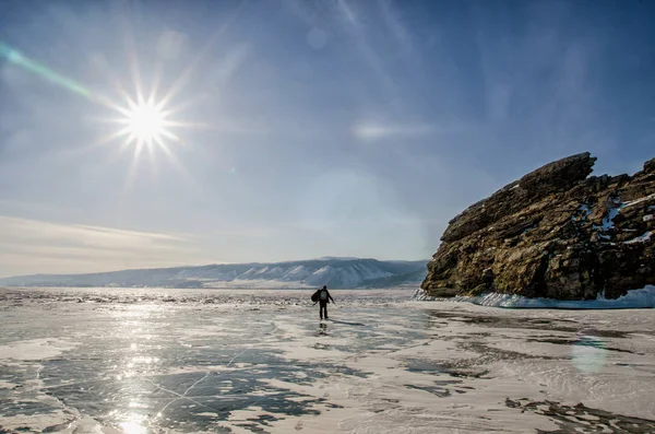 Adamın Deniz baykal buza güneşli bir günde girer. — Stok fotoğraf