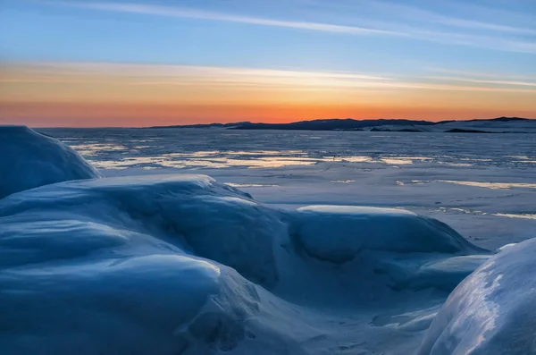 Vista de hermosos dibujos sobre hielo de grietas y burbujas de gas profundo en la superficie del lago Baikal en invierno, Rusia —  Fotos de Stock