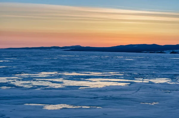 Vista di bei disegni su ghiaccio da incrinature e bolle di gas profondo su superficie di lago di Baikal in inverno, Russia — Foto Stock