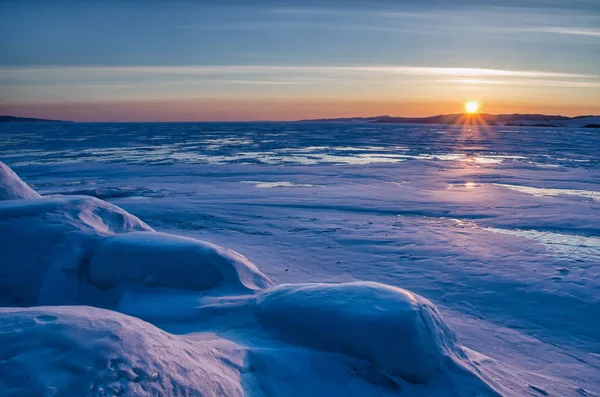 Vista di bei disegni su ghiaccio da incrinature e bolle di gas profondo su superficie di lago di Baikal in inverno, Russia — Foto Stock
