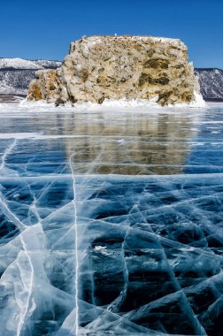Rusya 'nın kışın Baykal Gölü' nün yüzeyindeki derin gaz kabarcıklarından ve çatlaklardan oluşan buz üzerindeki güzel çizimlerin görüntüsü