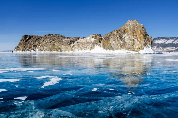 Vista di bei disegni su ghiaccio da incrinature e bolle di gas profondo su superficie di lago di Baikal in inverno, Russia — Foto Stock