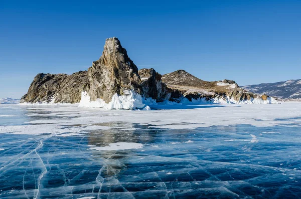 Vy över vackra ritningar på is från sprickor och bubblor av djup gas på ytan av Bajkalsjön på vintern, Ryssland — Stockfoto