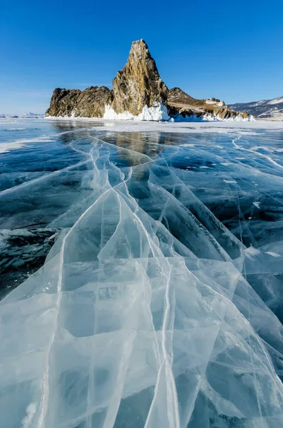 Vista de hermosos dibujos sobre hielo de grietas y burbujas de gas profundo en la superficie del lago Baikal en invierno, Rusia —  Fotos de Stock