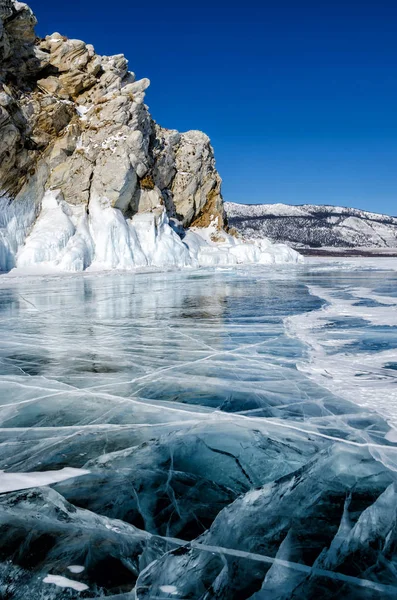Pohled na krásné kresby na ledu z prasklin a bublin hlubokého plynu na hladině jezera Bajkal v zimě, Rusko — Stock fotografie