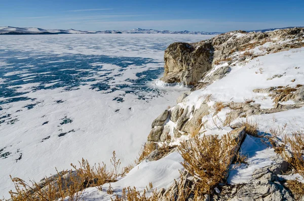 번쩍이는 얼음 질감, 그리고 언된 호수의 꿈꾸는 듯한, 수채화 배경으로 햇볕에 쬐 인 산맥 — 스톡 사진