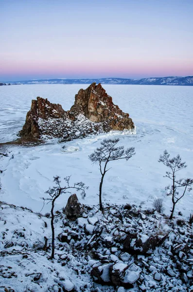 Шаманка скала зимой на рассвете. Остров Ольхон, озеро Байкал, Сибирь, Россия . — стоковое фото