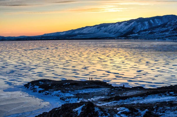 Вид на лід і сонця, що сходить над горами, озеро Байкал — стокове фото