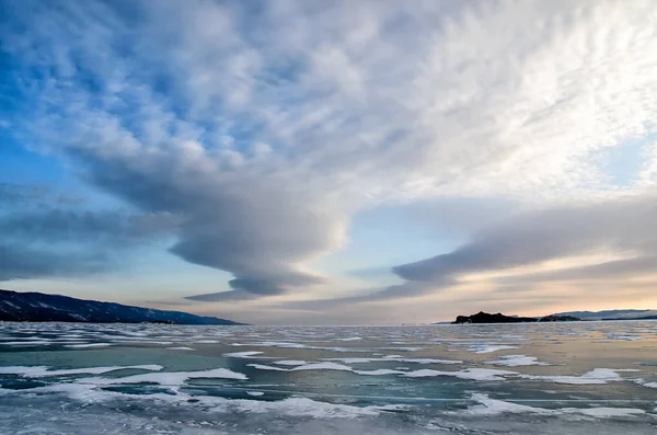 Lago congelado Baikal. Hermosas nubes estrato sobre la superficie de hielo en un día helado . —  Fotos de Stock