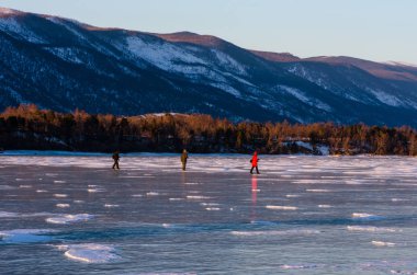 Üç kişi bir donmuş deniz baykal kırık buz üzerinde yürüme