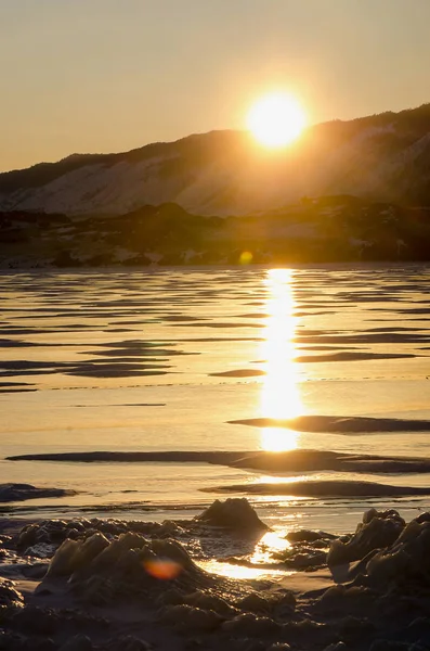 Blick auf das Eis und die aufgehende Sonne über den Bergen — Stockfoto
