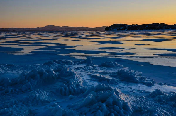 Vue sur la glace et le soleil levant sur les montagnes, le lac Baïkal — Photo