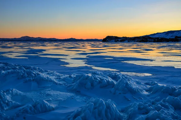 氷のバイカル湖 山を越えて太陽が昇るオレンジ色の Amazimg ビュー — ストック写真