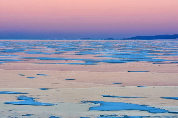 Gelo Azul Lago Baikal Sob Céu Pôr Sol Rosa Montanha — Fotografia de Stock