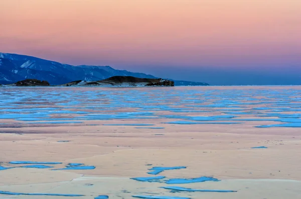 Glace Bleue Lac Baïkal Sous Coucher Soleil Rose Ciel Montagne — Photo