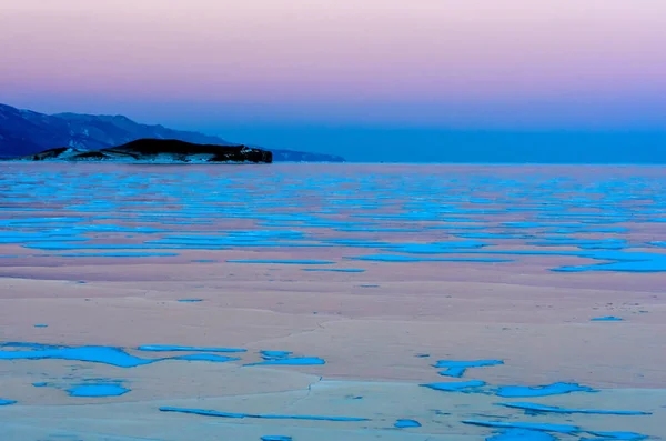 Ghiaccio Blu Del Lago Baikal Sotto Cielo Rosa Tramonto Montagna — Foto Stock