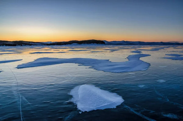 Pohled Krásných Kreseb Ledě Trhlin Hluboké Plyny Povrchu Jezera Bajkal — Stock fotografie