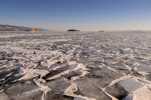 Campo Hummocks Ghiaccio Sul Lago Ghiacciato Baikal Con Mointain Russia — Foto Stock