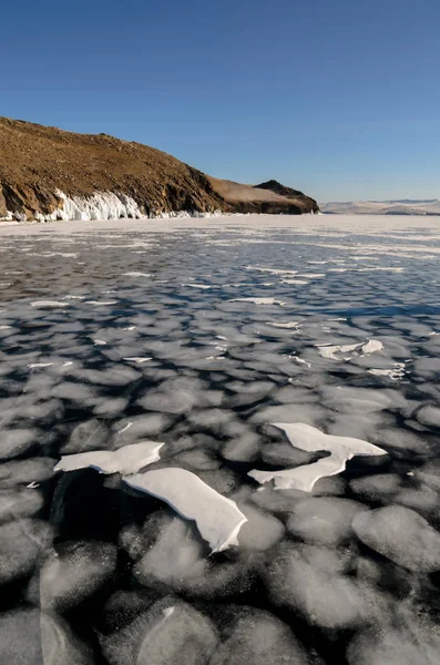 러시아의 바이칼 표면에 가스의 거품에서 얼음에 그림의 — 스톡 사진
