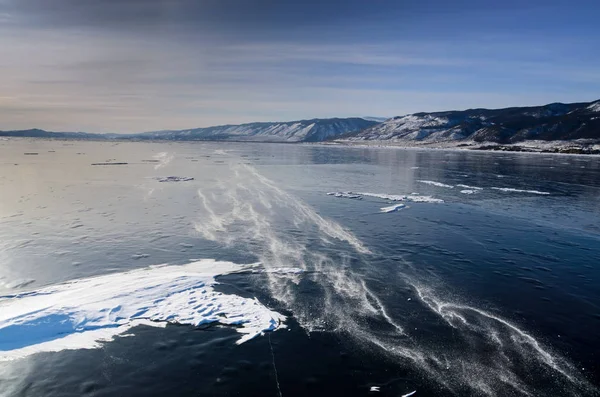 Вид Красивые Рисунки Льду Трещин Пузырей Глубокого Газа Поверхности Озера — стоковое фото