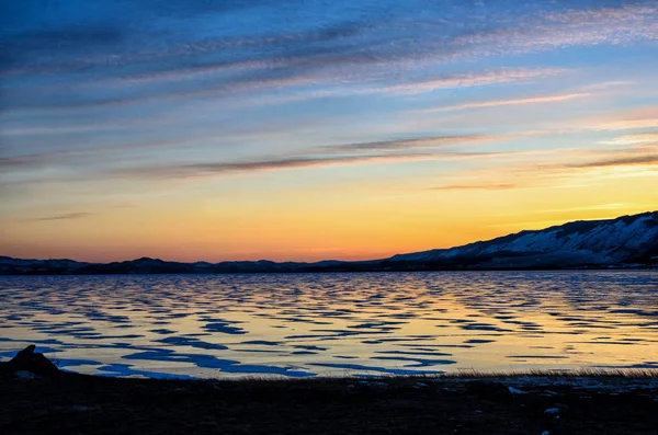 Amazimg Oranžové Pohled Vycházející Slunce Nad Horami Jezero Bajkal Ledu — Stock fotografie