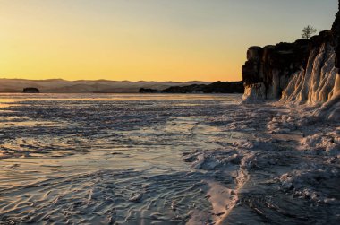Baykal Gölü, buz ve kar, güçlü soğuk, kalın açık mavi buz ile kaplıdır. Buz sarkıtları kayalardan asmak. Deniz baykal bir soğuk kış günü var. İnanılmaz bir yer, miras, Rusya güzellik