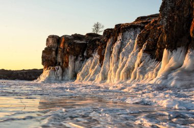 Baykal Gölü, buz ve kar, güçlü soğuk, kalın açık mavi buz ile kaplıdır. Buz sarkıtları kayalardan asmak. Deniz baykal bir soğuk kış günü var. İnanılmaz bir yer, miras, Rusya güzellik