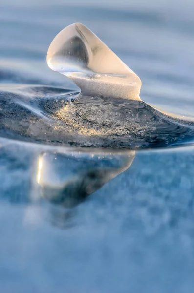 Eisscholle Der Gefrorenen Oberfläche Des Baikalsees Mit Spiegelung Tiefe Risse — Stockfoto