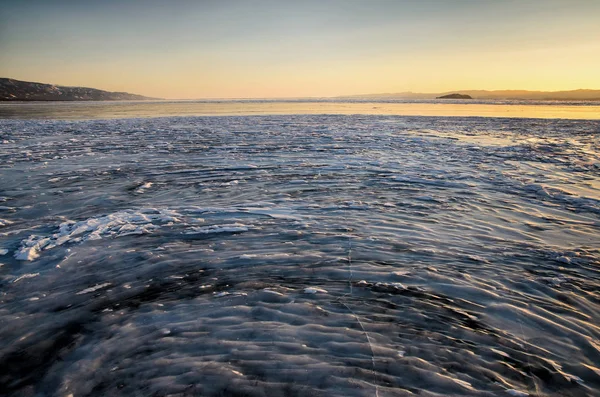 Vista del hielo y el sol naciente sobre las montañas, el lago Baikal —  Fotos de Stock