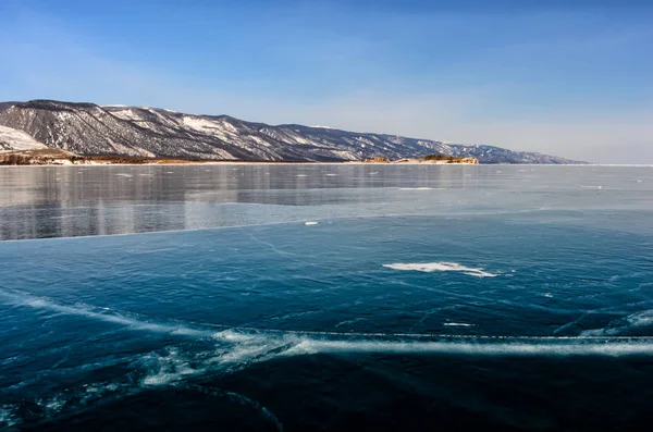 Vista de belos desenhos no gelo de fendas e bolhas de gás profundo na superfície do lago de Baikal no inverno, a Rússia — Fotografia de Stock