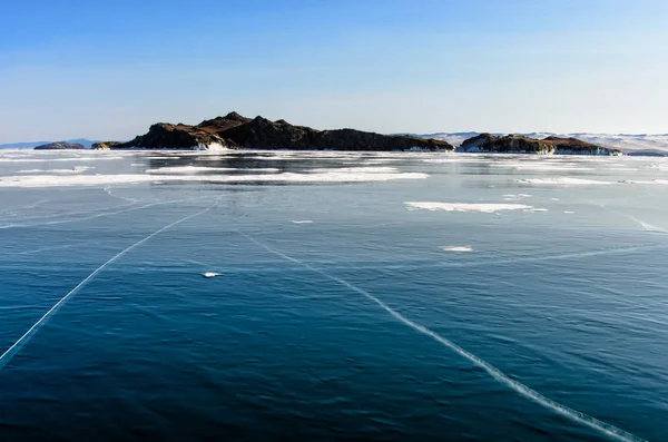 Blick auf schöne Zeichnungen auf Eis aus Rissen und Blasen tiefen Gases auf der Oberfläche des Baikalsees im Winter, Russland — Stockfoto