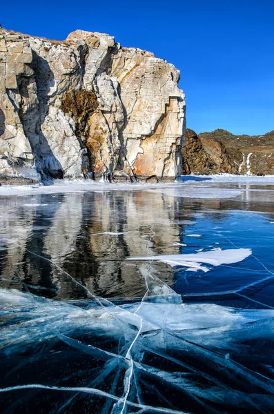Widok pięknych rysunków na lodzie z pęknięć i pęcherzyków głębokiego gazu na powierzchni jeziora Bajkał zimą, Rosja — Zdjęcie stockowe