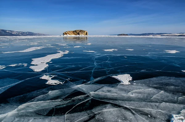 Vy över vackra ritningar på is från sprickor och bubblor av djup gas på ytan av Bajkalsjön på vintern, Ryssland — Stockfoto
