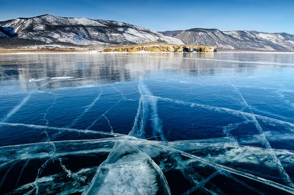 Vista de hermosos dibujos sobre hielo de grietas y burbujas de gas profundo en la superficie del lago Baikal en invierno, Rusia — Foto de Stock