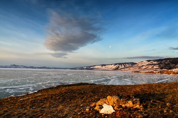 Napsütötte hegyi tartomány egy csillogó, jeges textúra, és egy álomszerű, akvarell háttér, a befagyott tó — Stock Fotó